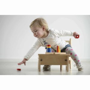 Colored discs on dowels_Nienhuis Montessori