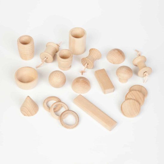 Schatzkorb mit 20 natürlichen Holzelementen / Handgemachtes ökologisches Holzspielzeug - Grapat