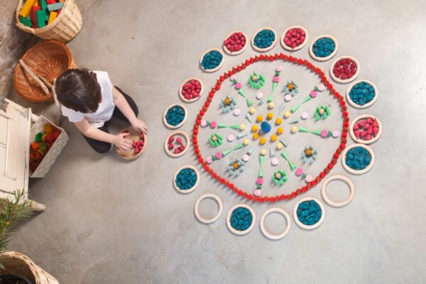 Making Grapat mandalas with children and loose parts play