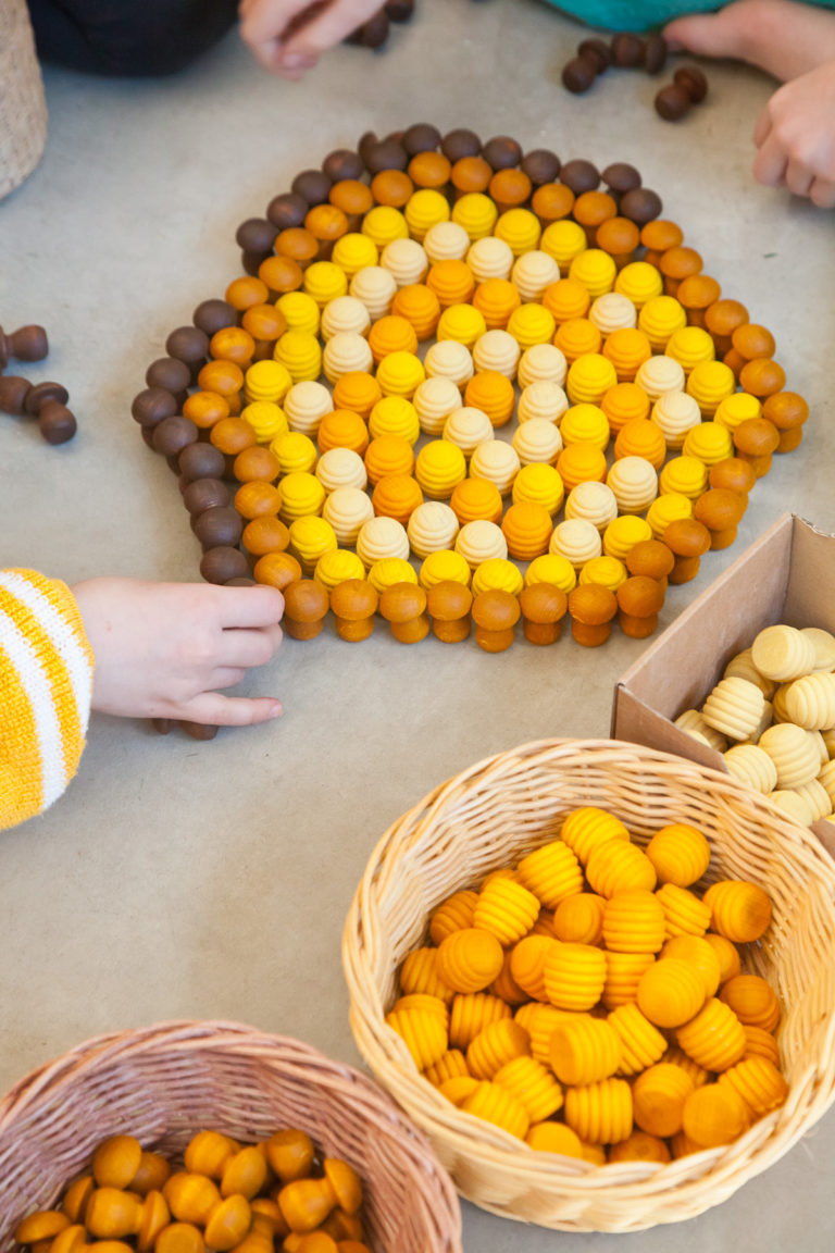 Mandala gelbe Bienenwaben / Handgemachtes ökologisches Holzspielzeug Grapat