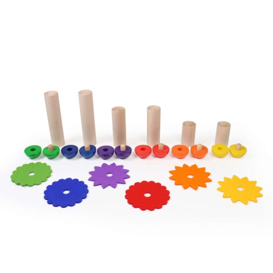 sechs dicke Holzstäbe in drei unterschiedlichen Längen, unbehandelt sechs Paar bunte Halbkugeln zum Zusammenstecken sechs bunte Schafwollfilz-Zuschnitte in Blütenform ein großes Säckchen aus Baumwolle