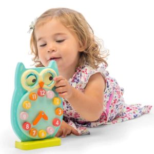 The Le Toy Van blink owl clock from the Petilou collection has a numbered design which encourages number recognition and counting practice for young children. The colourful design also helps develop colour recognition and stimulates imagination. Its sensory layers of colours, sounds, textures and discovery foster curiosity and encourage early learning through play.
