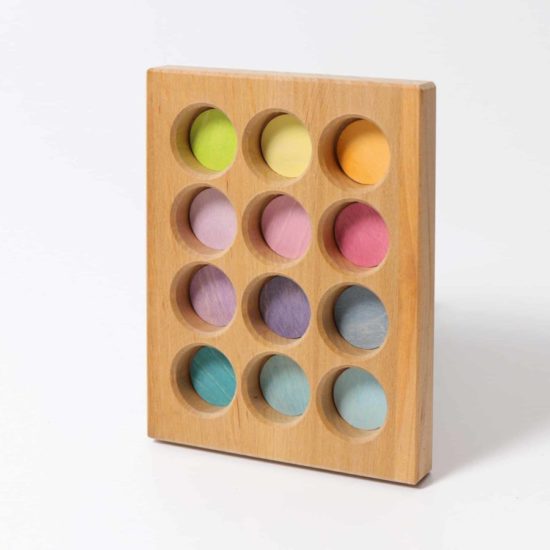 Handgefertigtes nachhaltiges Holzspielzeug Pastell Sortierbrett - Grimm's