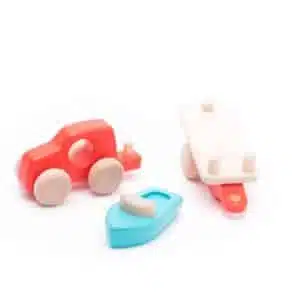 Red truck with boat and trailer - Bajo
