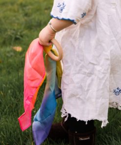 Jouet de dentition pour bébé en soie et en bois dans les couleurs de l'arc-en-ciel - Sarah's Silks
