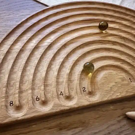 Handgefertigtes Montessori inspiriertes Lernspielzeug Regenbogen Board aus Holz Threewood