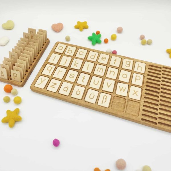 Montessori inspiriertes Lernspielzeug Letter Board aus Holz in Deutscher Druckschrift Großbuchstaben - Threewood