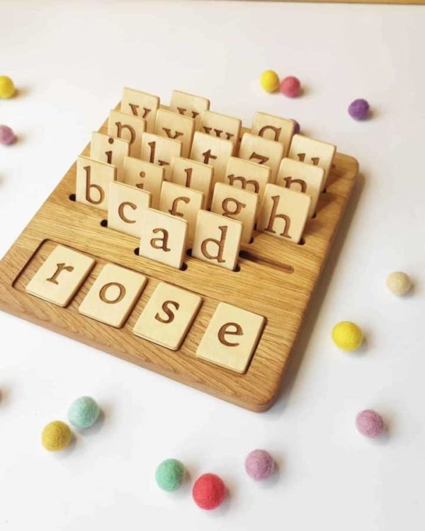 handgefertigtes Montessori-Lernspielzeug Letter Board Set aus Holz in Englischer Druckschrift Threewood