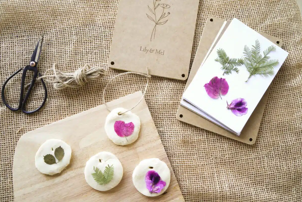 Create pressed flower art plastic-free DIY craft kit - Lily & Mel