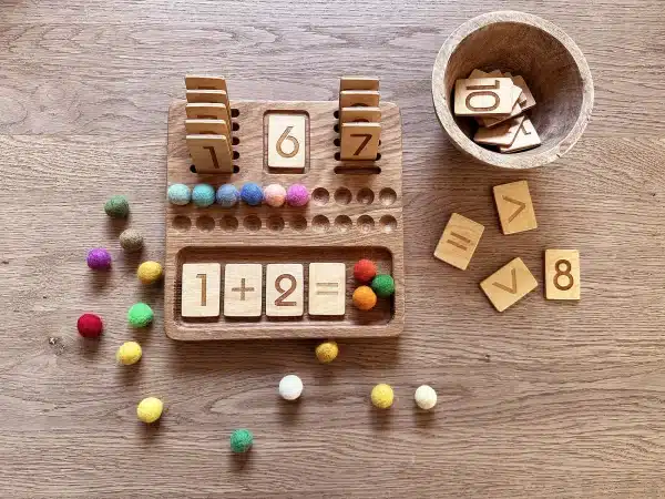 Handgefertigtes, umkehrbares Math Board 1-20 aus Holz mit umkehrbaren Fliesen: Montessori inspiriertes Lernspielzeug Threewood
