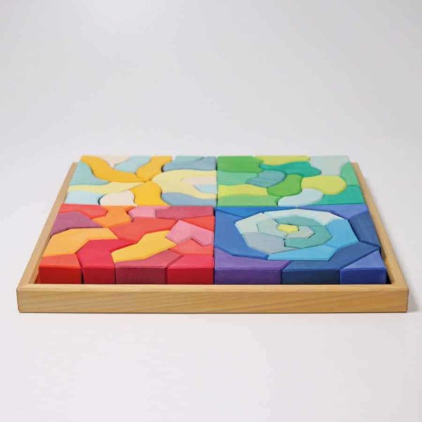 Le jeu de construction quatre tempéraments de Grimm's est une magnifique collection de 61 blocs en bois. Il traduit les quatre tempéraments reconnus dans l'éducation Waldorf en un langage de formes et de couleurs.