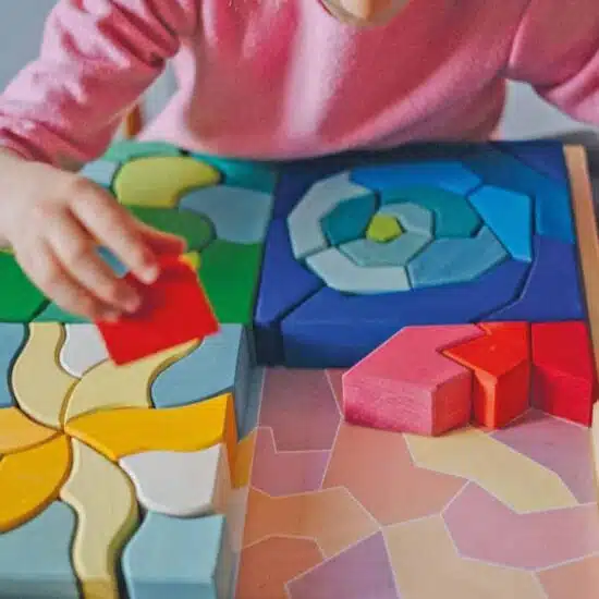 Le jeu de construction quatre tempéraments de Grimm's est une magnifique collection de 61 blocs en bois. Il traduit les quatre tempéraments reconnus dans l'éducation Waldorf en un langage de formes et de couleurs.
