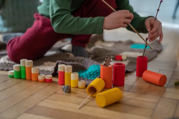 Das Grapat Spielzeugset Lo ist halb so groß wie das Lola Set und enthält 36 handgefertigte, nachhaltige Holzteile in Grundfarben.