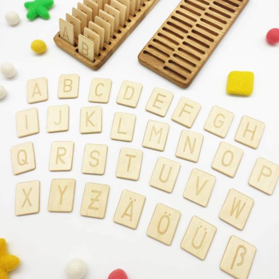Handgefertigtes Montessori inspiriertes Lernspielzeug Holzbuchstaben Sets Deutsch Threewood