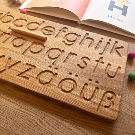 Zweiseitiger Alphabet Board aus Holz in deutsche Druckschrift Threewood Montessori inspiriertes Lernspielzeug