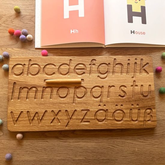 Zweiseitiger Alphabet Board aus Holz in deutscher Basisschrift Threewood Montessori inspiriertes Lernspielzeug