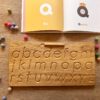 Zweiseitige Alphabet Board aus Holz in englischer Druckschrift Threewood Montessori inspiriertes Lernspielzeug