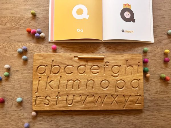 Zweiseitige Alphabet Board aus Holz in englischer Druckschrift Threewood Montessori inspiriertes Lernspielzeug
