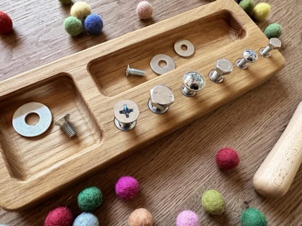 Threewood Schraubenbrett Eichenholz Montessori inspiriertes Spielzeug zum sensorischen Lernen