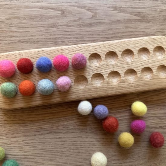 zwanzig Brett mit Wollfilzkugeln Threewood Montessori inspiriertes mathematisches Lernspielzeug