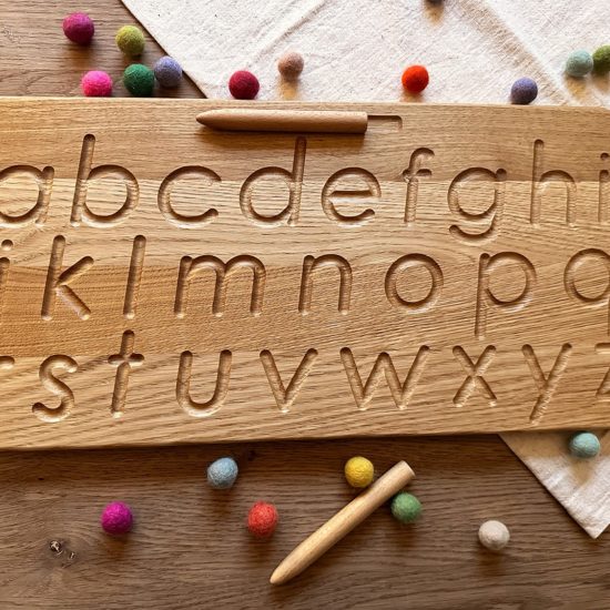 Einseitige Alphabet Board aus Holz in englischer Basisschrift Threewood Montessori inspiriertes Lernspielzeug