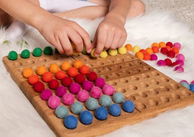 Montessori handgefertigtes hunderter Brett mit Wollfilzkugeln Threewood