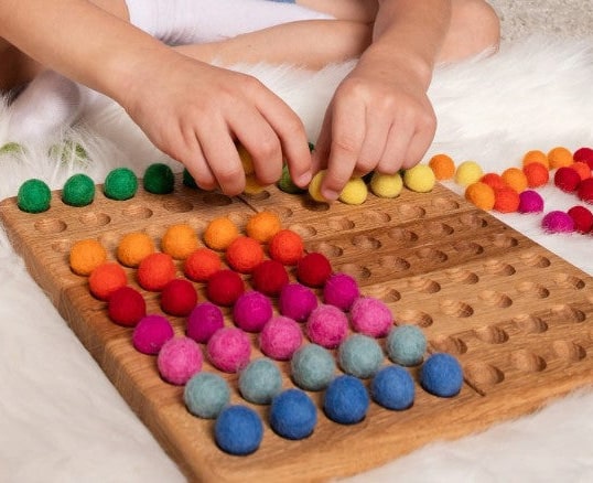 Montessori handgefertigtes hunderter Brett mit Wollfilzkugeln Threewood