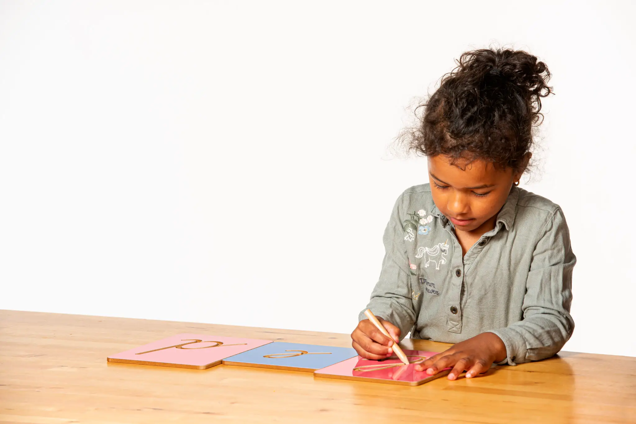 Hollow letters shapes supplement sets German, Nordic & Spanish: diverse versions – Nienhuis Montessori